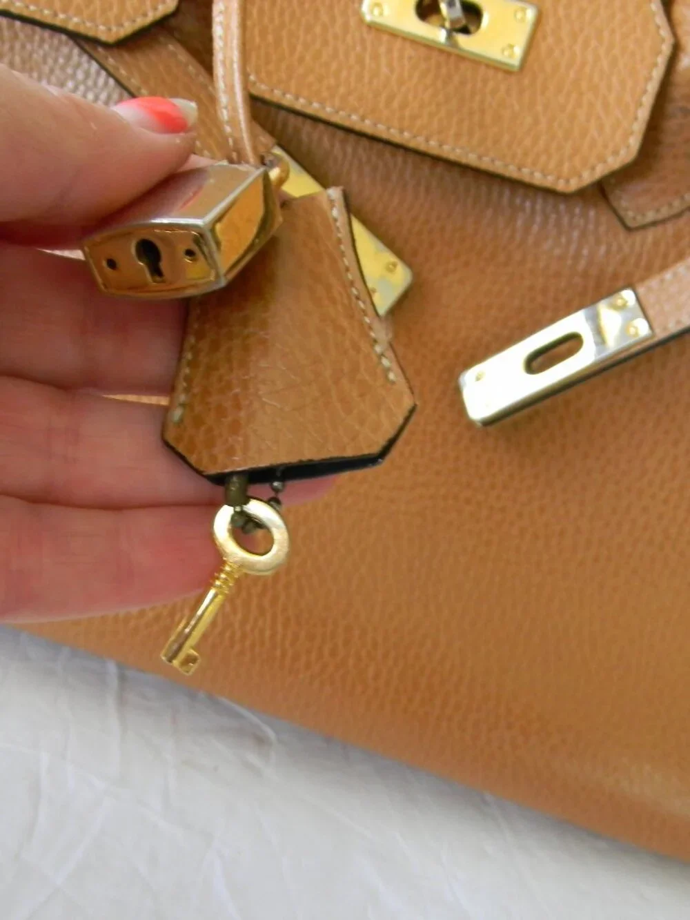 WM'S TAN BROWN PEBBLE LEATHER LOCK/KEY SATCHEL